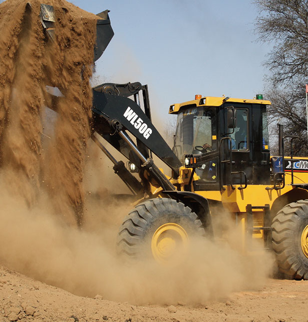 裝載機在南非礦區鏟土裝沙
