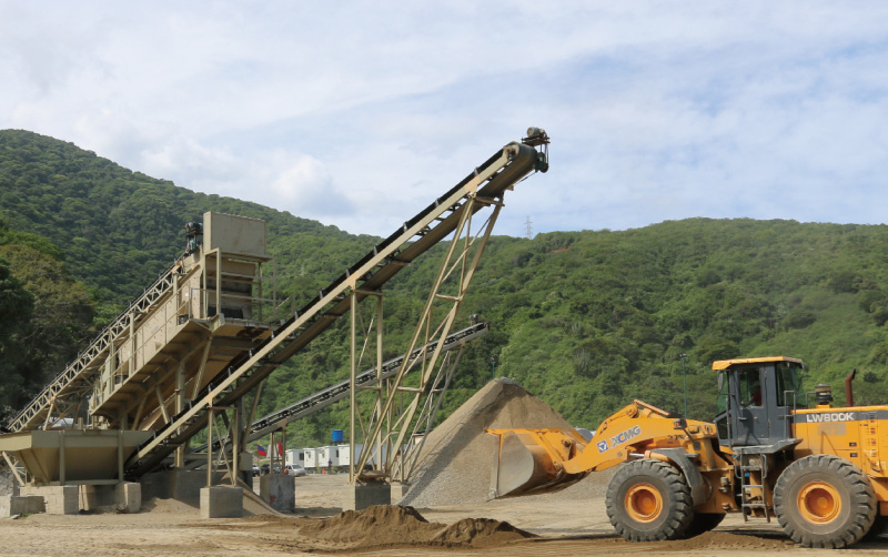 裝載機LW800K在委內瑞拉加拉加斯碎石場施工
