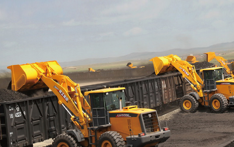 裝載機在內蒙古露天煤礦施工