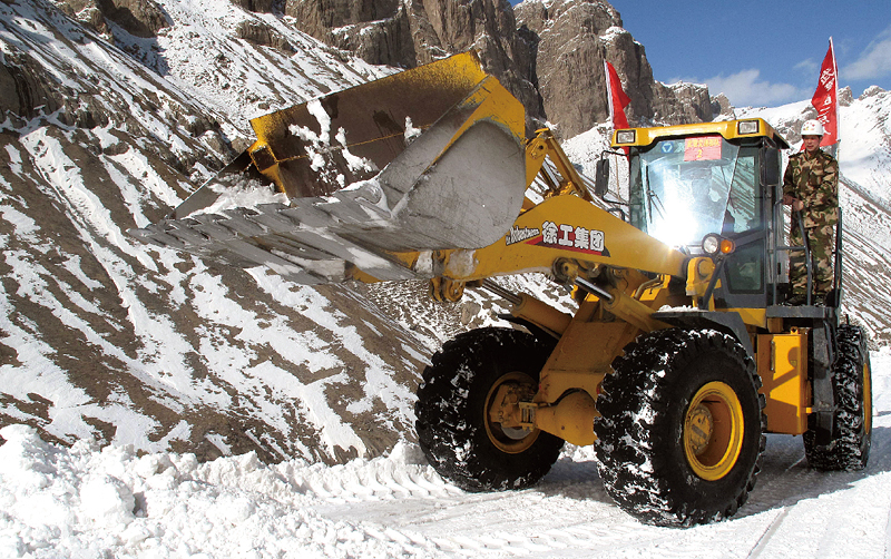 裝載機在西藏雪山上施工