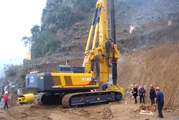 2012年4月，徐工XR280D旋挖鉆機在位于貴州省清織高速四標段成功鉆取孔深80米，孔徑2米巖石樁孔