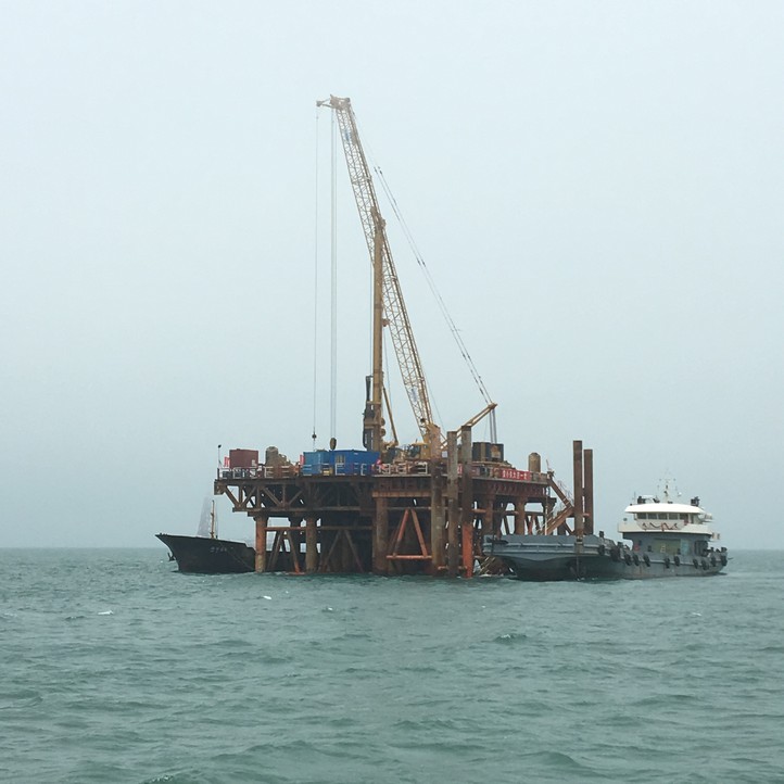 2017年6月徐工XR550旋挖鉆機力助福清興化灣海上風電場項目建設
